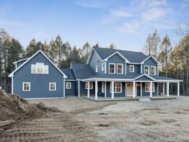 Newly built house with custom roof trusses by County Truss.