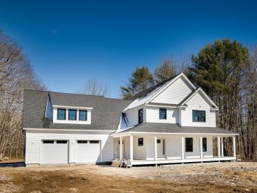 Exterior view of a house with precision-crafted roof and floor trusses by County Truss.